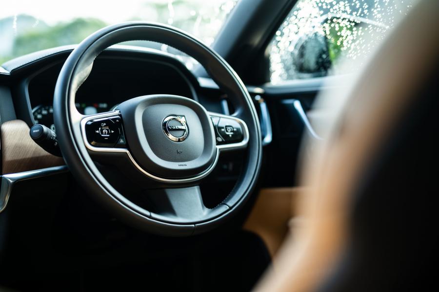 Детали интерьера Volvo V90 D4 Inscription 2016 года  (JP) (фото 9 из 16)